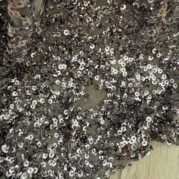 ✨ Betsy & Adam Gunmetal Sequin Gown – Red Carpet Glam ✨ - Picture 12 of 13
